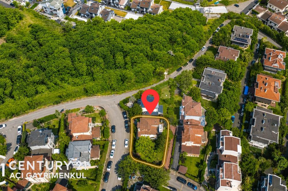 Güller Vadisi'nde Köşe Konumda Şerefiyeli Geniş Bahçeli Villa