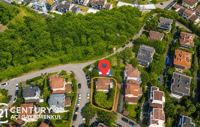 Güller Vadisi'nde Köşe Konumda Şerefiyeli Geniş Bahçeli Villa