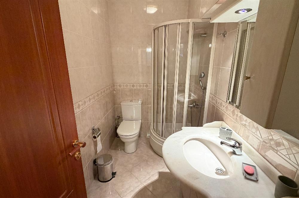 Güller Vadisi'nde Köşe Konumda Şerefiyeli Geniş Bahçeli Villa