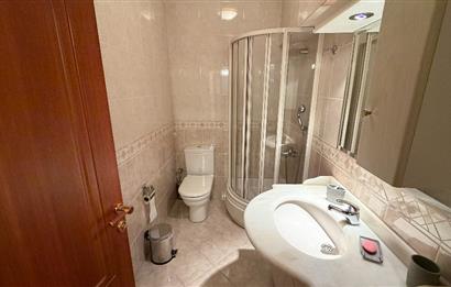 Güller Vadisi'nde Köşe Konumda Şerefiyeli Geniş Bahçeli Villa