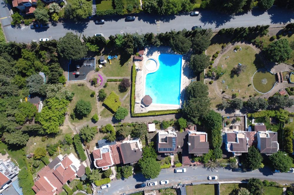 Güller Vadisi'nde Köşe Konumda Şerefiyeli Geniş Bahçeli Villa