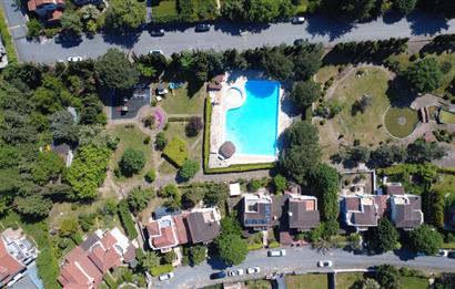 Güller Vadisi'nde Köşe Konumda Şerefiyeli Geniş Bahçeli Villa