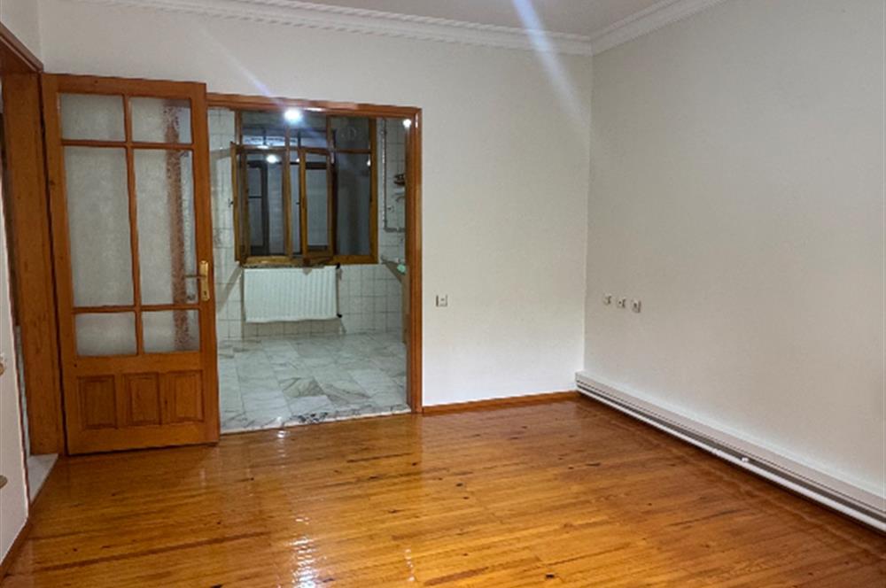 Cumhuriyet mahallesinde geniş cadde üzerinde kiralık daire