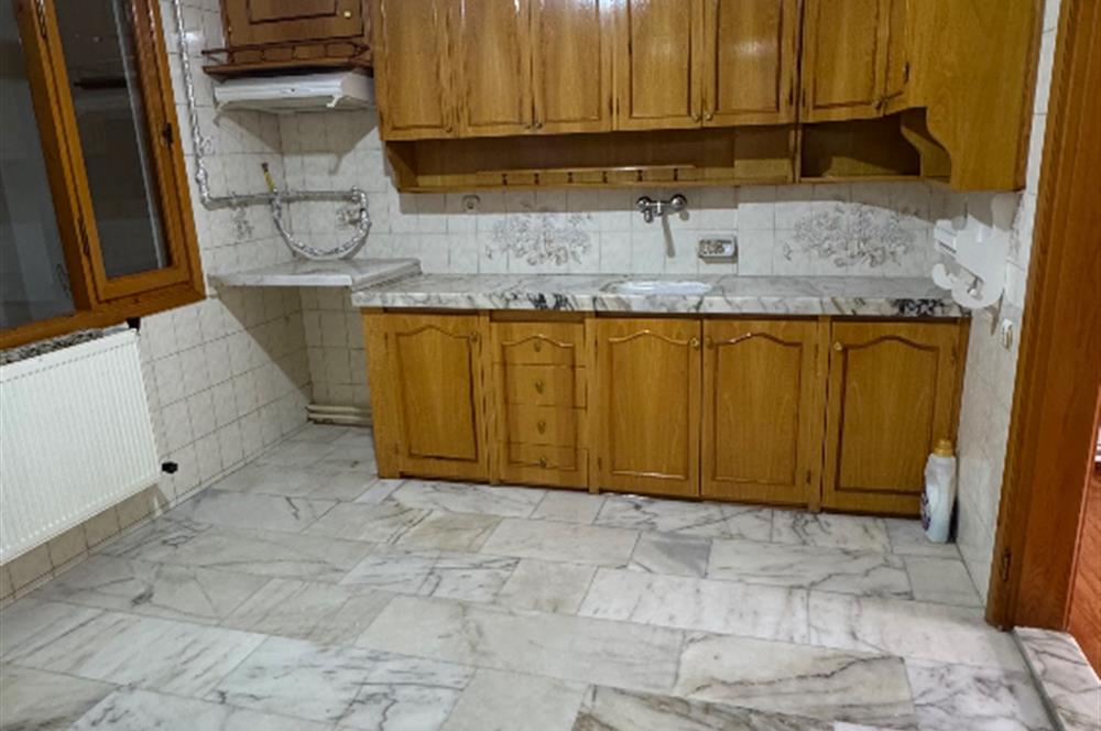 Cumhuriyet mahallesinde geniş cadde üzerinde kiralık daire