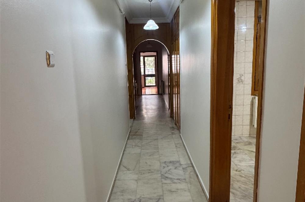 Cumhuriyet mahallesinde geniş cadde üzerinde kiralık daire