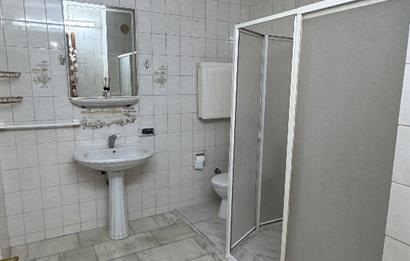 Cumhuriyet mahallesinde geniş cadde üzerinde kiralık daire