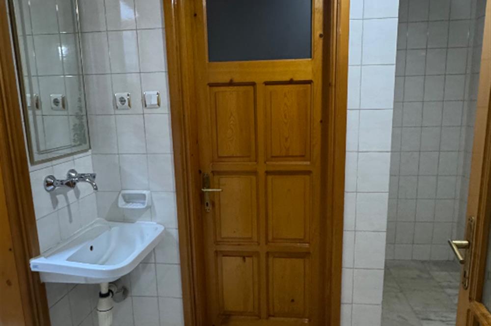 Cumhuriyet mahallesinde geniş cadde üzerinde kiralık daire