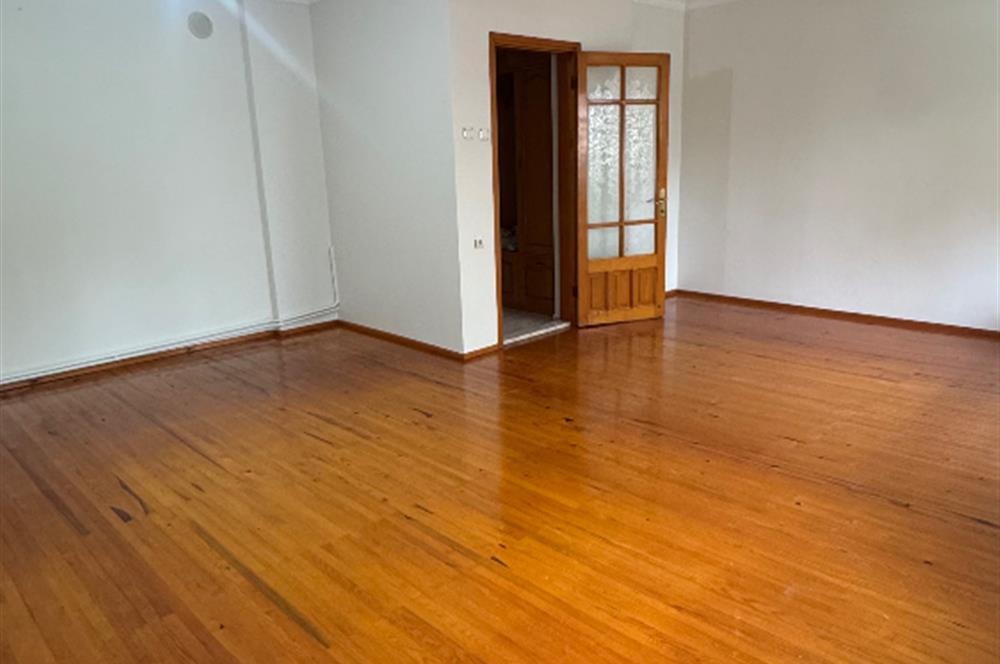 Cumhuriyet mahallesinde geniş cadde üzerinde kiralık daire