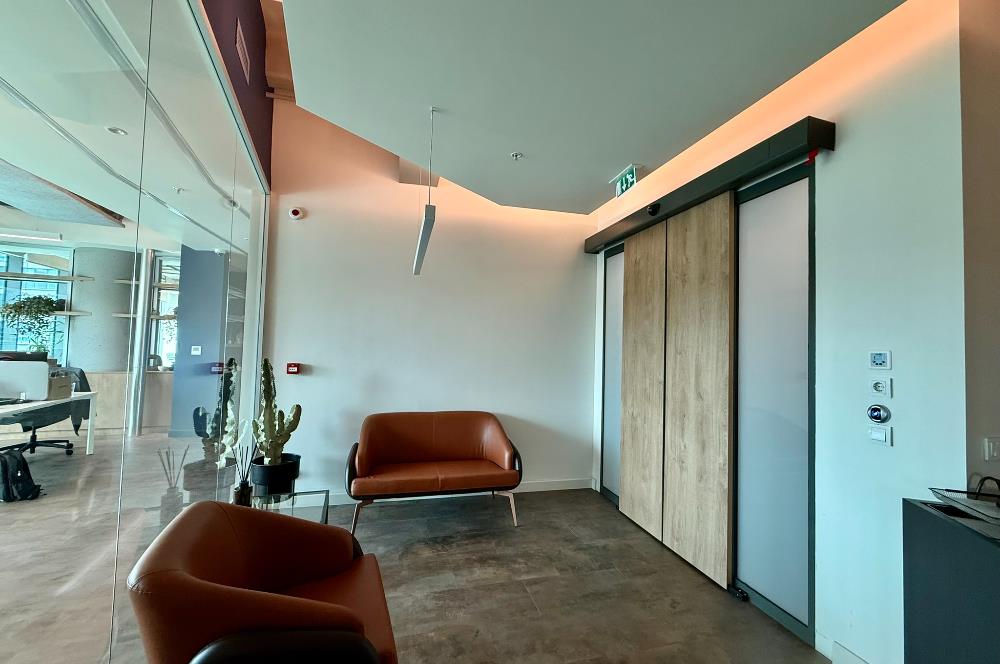Vadistanbul Kiralık Ofis 450m2 +36m2 Teraslı Dekorasyonlu Maslak