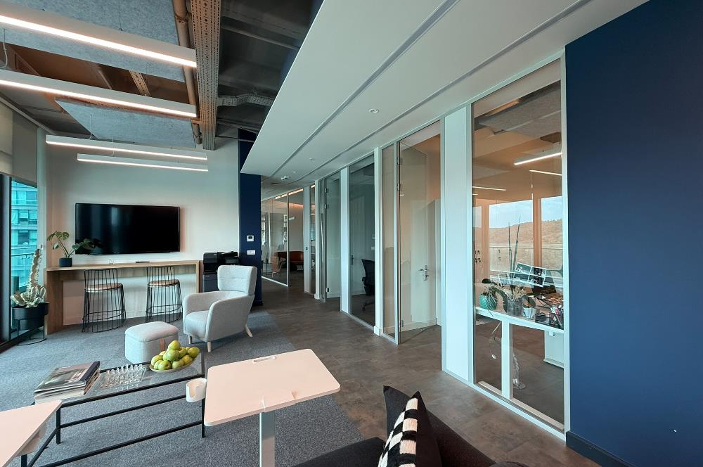 Vadistanbul Kiralık Ofis 450m2 +36m2 Teraslı Dekorasyonlu Maslak