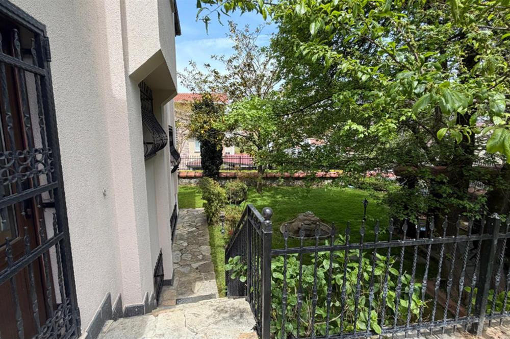 Güller Vadisi'nde Köşe Konumda Şerefiyeli Geniş Bahçeli Villa