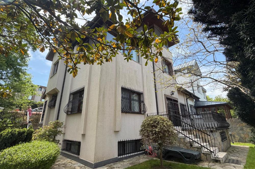 Güller Vadisi'nde Köşe Konumda Şerefiyeli Geniş Bahçeli Villa
