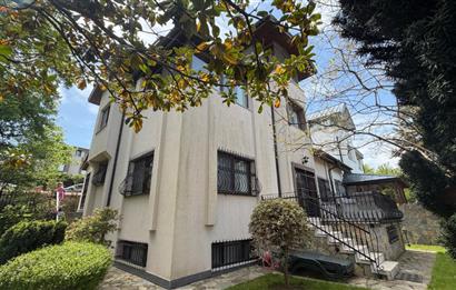 Güller Vadisi'nde Köşe Konumda Şerefiyeli Geniş Bahçeli Villa