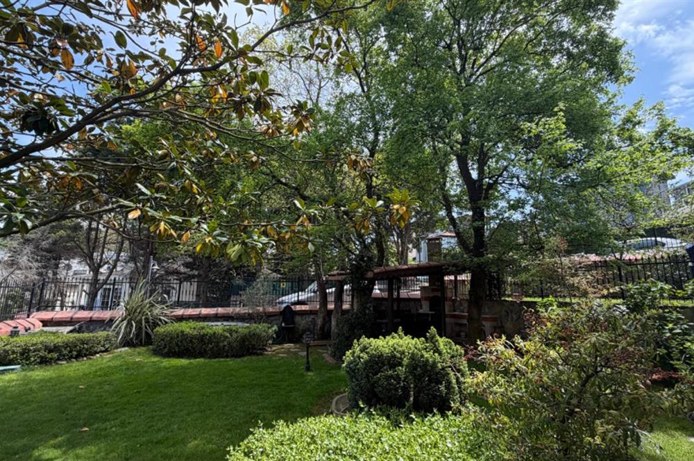 Güller Vadisi'nde Köşe Konumda Şerefiyeli Geniş Bahçeli Villa