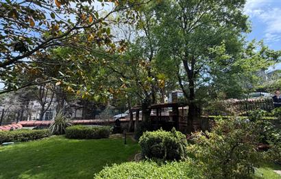 Güller Vadisi'nde Köşe Konumda Şerefiyeli Geniş Bahçeli Villa