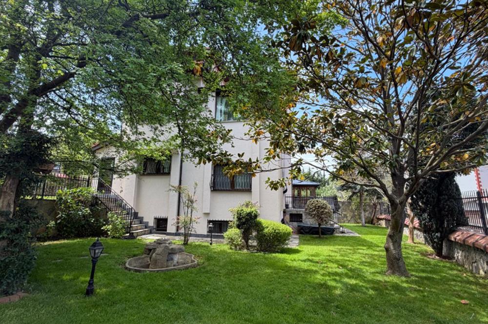 Güller Vadisi'nde Köşe Konumda Şerefiyeli Geniş Bahçeli Villa