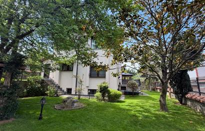 Güller Vadisi'nde Köşe Konumda Şerefiyeli Geniş Bahçeli Villa