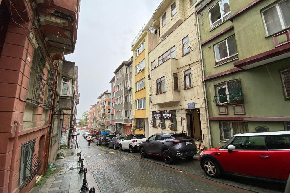 KADIKÖY RIHTIMDA,İSKELE SOKAKTA GENİŞ VE DEĞERLİ SATILIK DAİRE