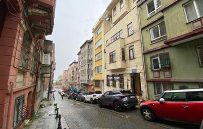 KADIKÖY RIHTIMDA,İSKELE SOKAKTA GENİŞ VE DEĞERLİ SATILIK DAİRE