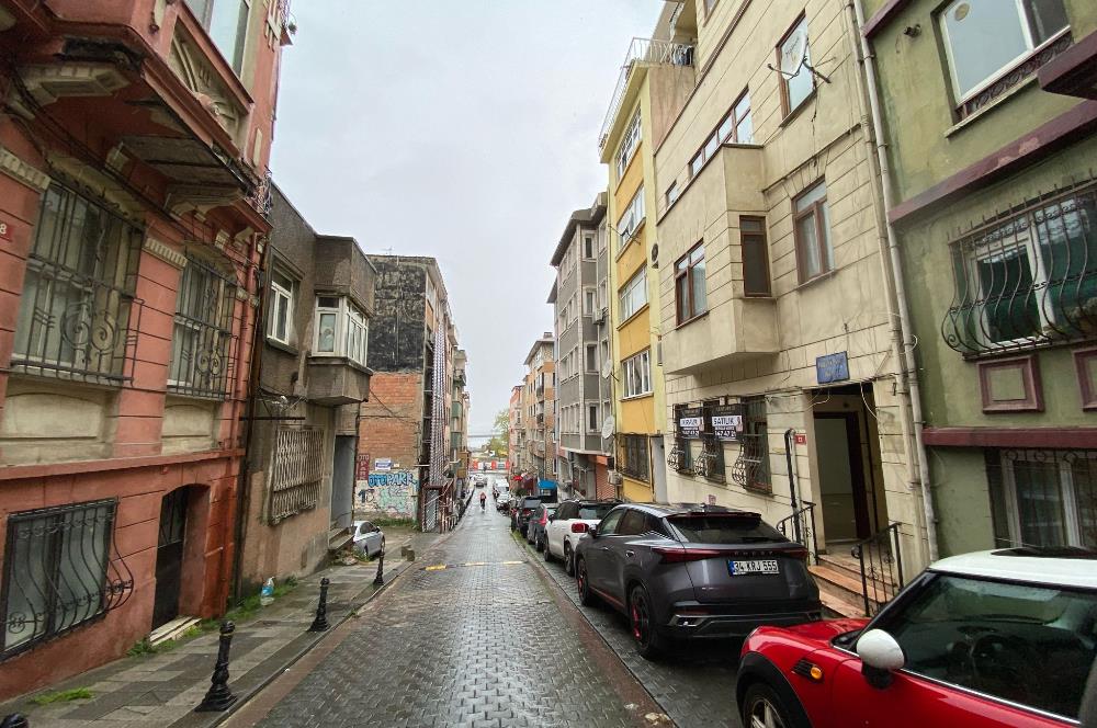 KADIKÖY RIHTIMDA,İSKELE SOKAKTA GENİŞ VE DEĞERLİ SATILIK DAİRE