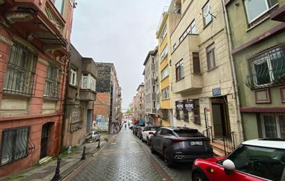 KADIKÖY RIHTIMDA,İSKELE SOKAKTA GENİŞ VE DEĞERLİ SATILIK DAİRE