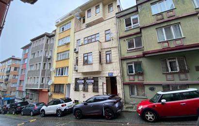 KADIKÖY RIHTIMDA,İSKELE SOKAKTA GENİŞ VE DEĞERLİ SATILIK DAİRE
