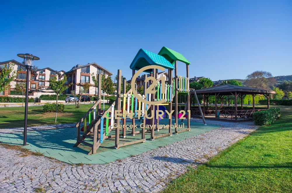 MERKEZ ZEKERİYAKÖY SİTESİ'NDE EŞYALI KİRALIK 3+1 BAHÇE KATI