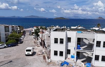 Bodrum Turgutreis Yalı Mevkii Satılık Denize Sıfır Havuzlu Site İçinde Yeni Daire ve Dubleksler