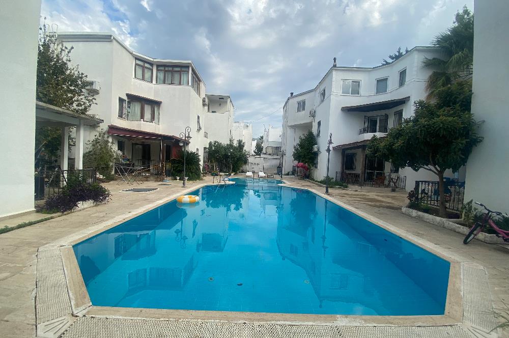 Eskiçeşme Yüzme Havuzlu Butik Site de Tripleks Villa