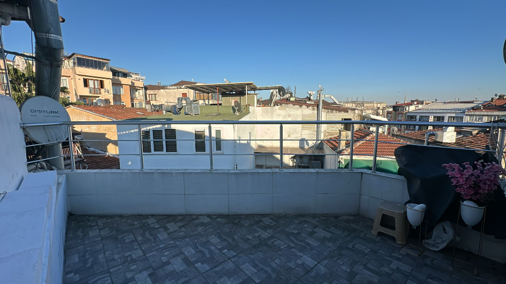 BEŞİKTAŞ ÇARŞI İÇİNDE TERASLI 1+0 EŞYALI KİRALIK DAİRE