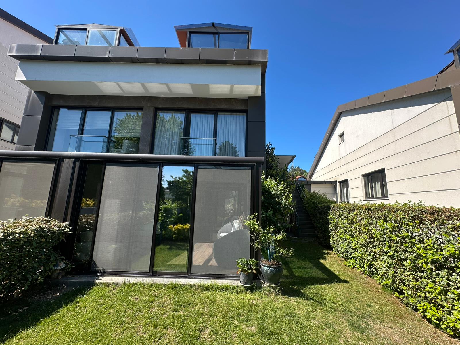 Zekeriyaköy Merkezde Site İçinde Havuzlu 5+1 Satılık Villa