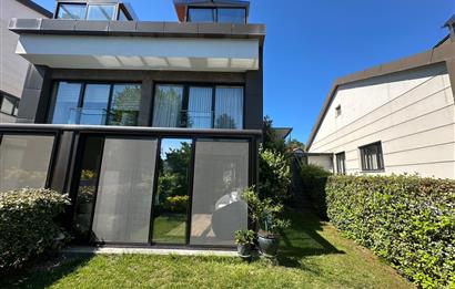 Zekeriyaköy Merkezde Site İçinde Havuzlu 5+1 Satılık Villa