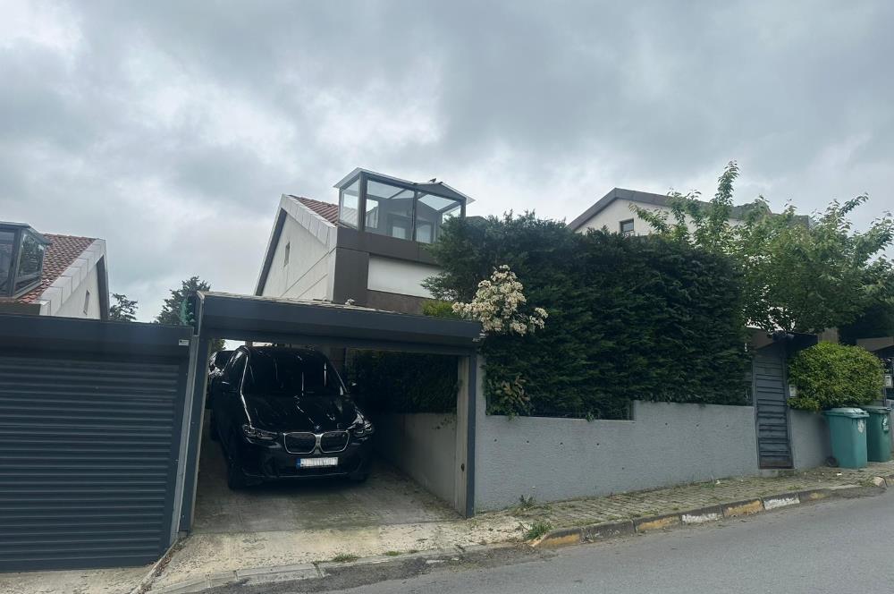 Zekeriyaköy Merkezde Site İçinde Havuzlu 5+1 Satılık Villa