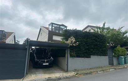 Zekeriyaköy Merkezde Site İçinde Havuzlu 5+1 Satılık Villa