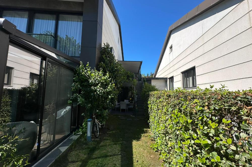 Zekeriyaköy Merkezde Site İçinde Havuzlu 5+1 Satılık Villa
