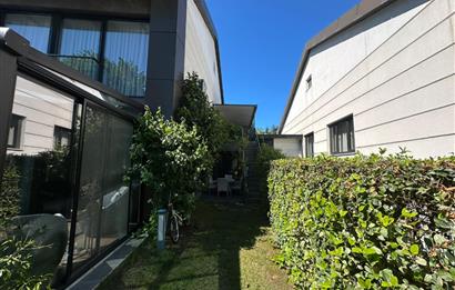 Zekeriyaköy Merkezde Site İçinde Havuzlu 5+1 Satılık Villa