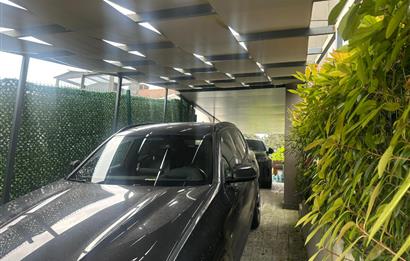 Zekeriyaköy Merkezde Site İçinde Havuzlu 5+1 Satılık Villa