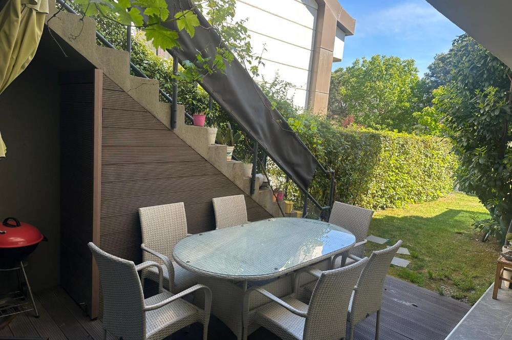 Zekeriyaköy Merkezde Site İçinde Havuzlu 5+1 Satılık Villa
