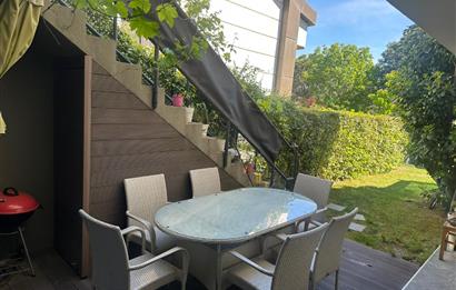 Zekeriyaköy Merkezde Site İçinde Havuzlu 5+1 Satılık Villa