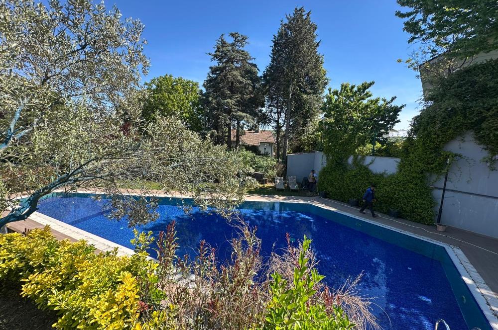 Zekeriyaköy Merkezde Site İçinde Havuzlu 5+1 Satılık Villa