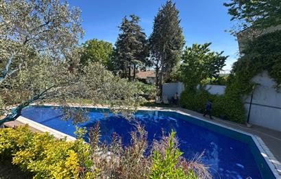 Zekeriyaköy Merkezde Site İçinde Havuzlu 5+1 Satılık Villa