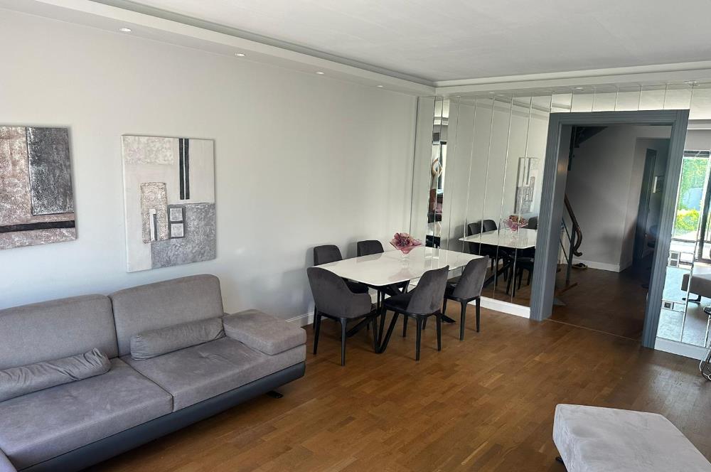 Zekeriyaköy Merkezde Site İçinde Havuzlu 5+1 Satılık Villa