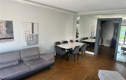 Zekeriyaköy Merkezde Site İçinde Havuzlu 5+1 Satılık Villa