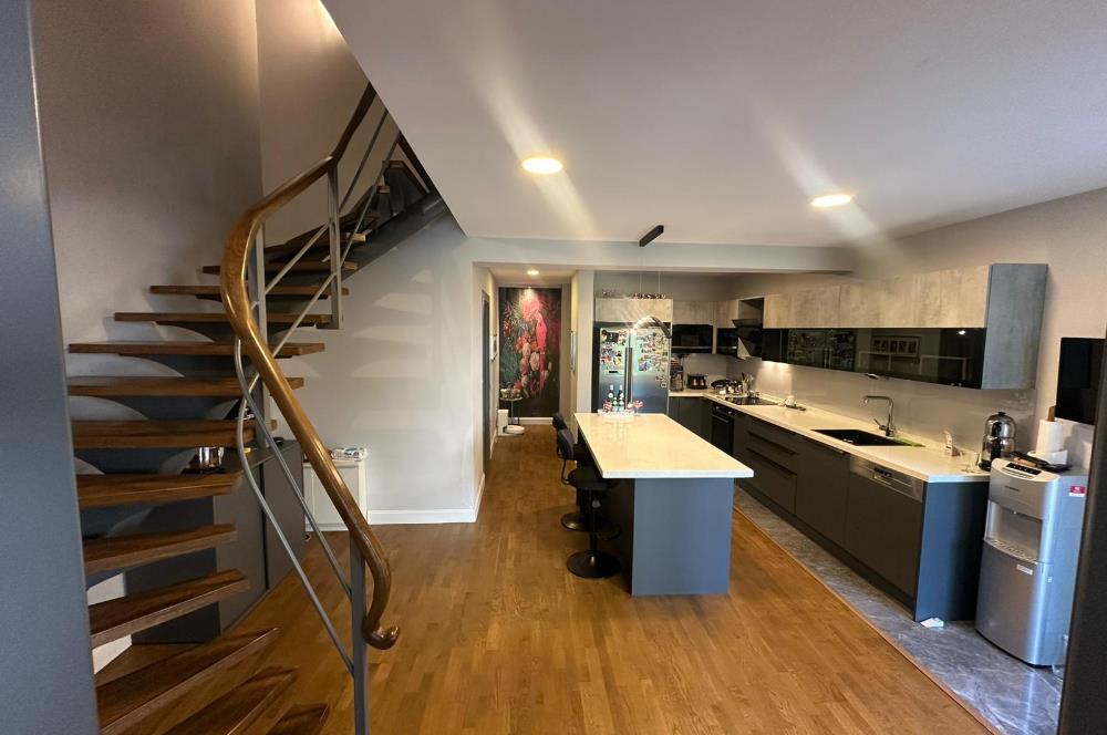Zekeriyaköy Merkezde Site İçinde Havuzlu 5+1 Satılık Villa
