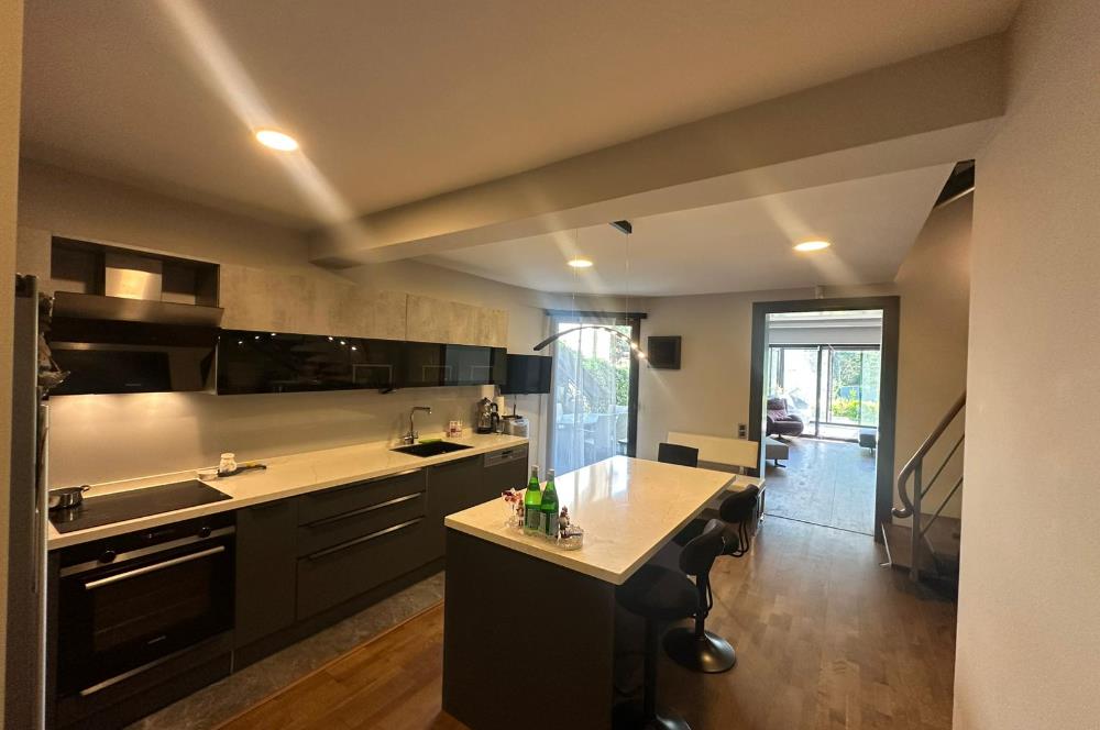 Zekeriyaköy Merkezde Site İçinde Havuzlu 5+1 Satılık Villa