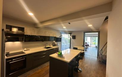 Zekeriyaköy Merkezde Site İçinde Havuzlu 5+1 Satılık Villa