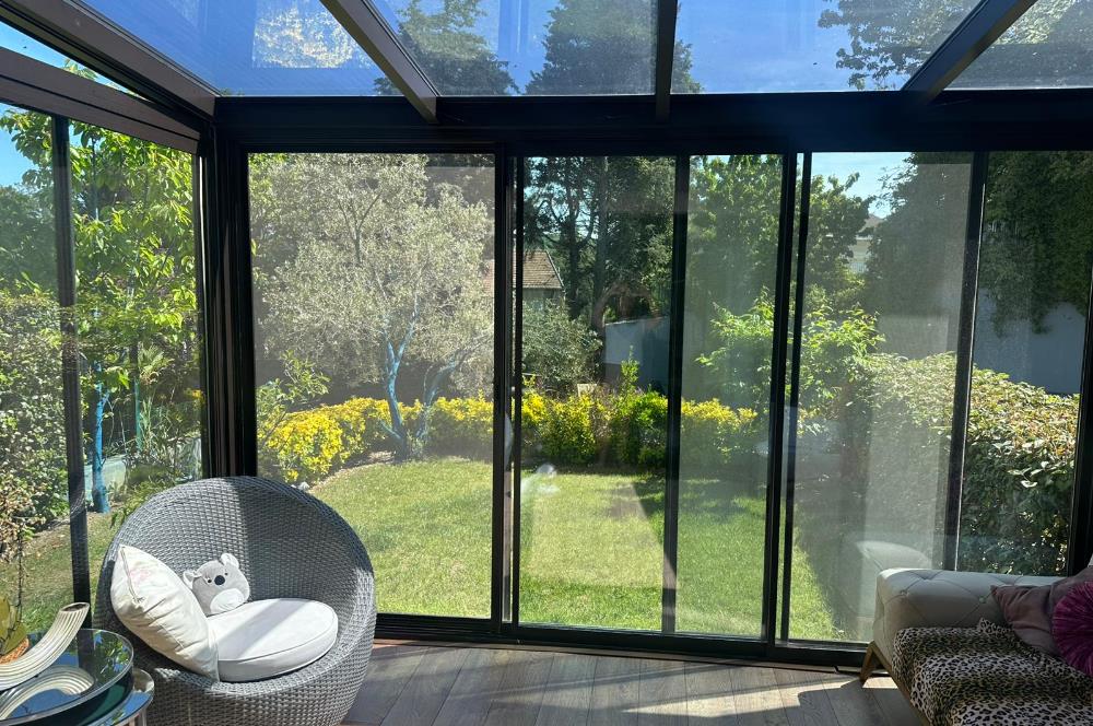 Zekeriyaköy Merkezde Site İçinde Havuzlu 5+1 Satılık Villa