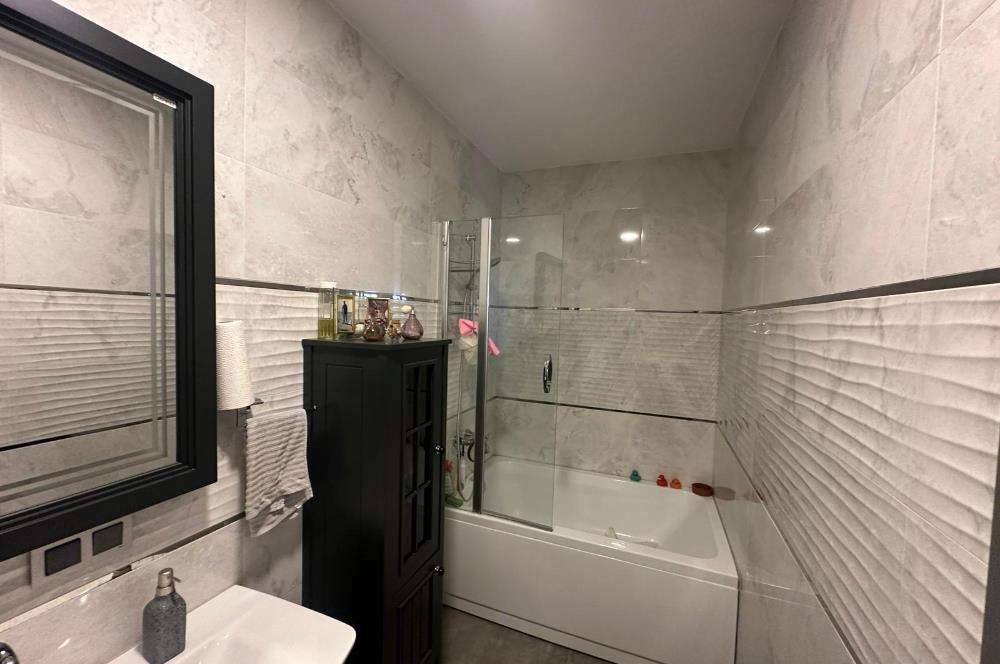 Zekeriyaköy Merkezde Site İçinde Havuzlu 5+1 Satılık Villa