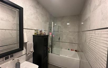 Zekeriyaköy Merkezde Site İçinde Havuzlu 5+1 Satılık Villa