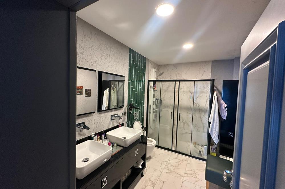 Zekeriyaköy Merkezde Site İçinde Havuzlu 5+1 Satılık Villa